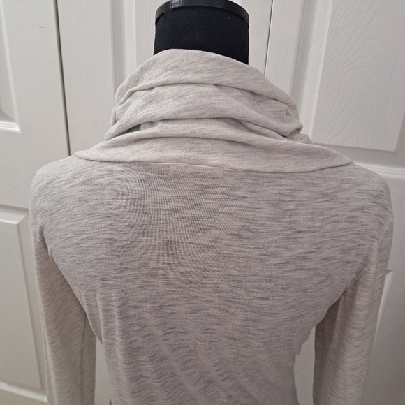 Yisdia Women's Cowl Neck Light Weight Pullover Size M - Picture 10 of 11